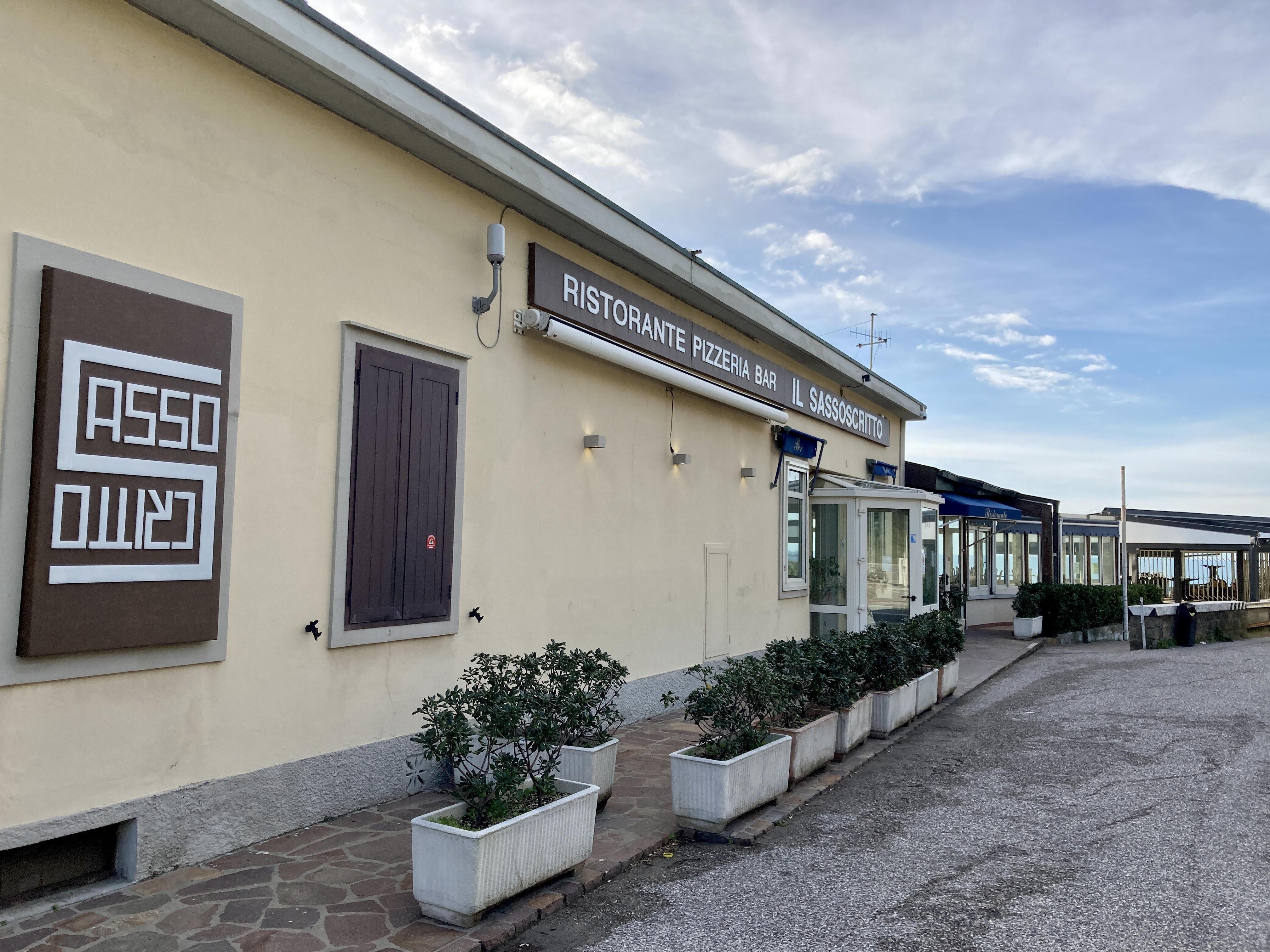 Un’ immagine del ristorante-pizzeria Il Sassoscritto: l’attività storica con ben sessant’anni di storia conosciuta in tutta la Toscana è in vendita dal 2016 e negli ultimi tempi di emergenza sanitaria il costo per acquistarlo è calato di decine di migliaia di euro (foto Silvestri)
