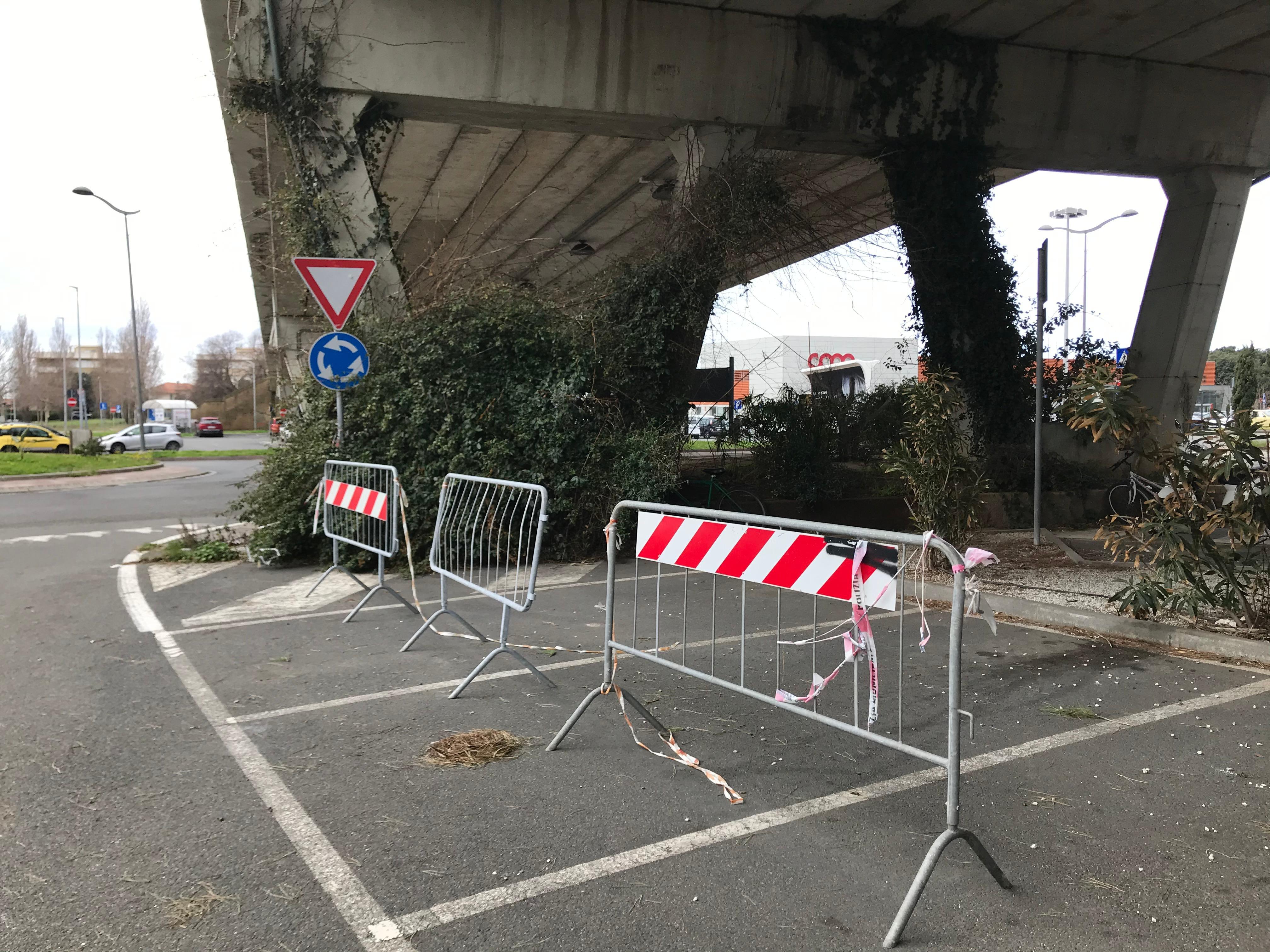 I posti auto sotto al cavalcavia, ancora transennati