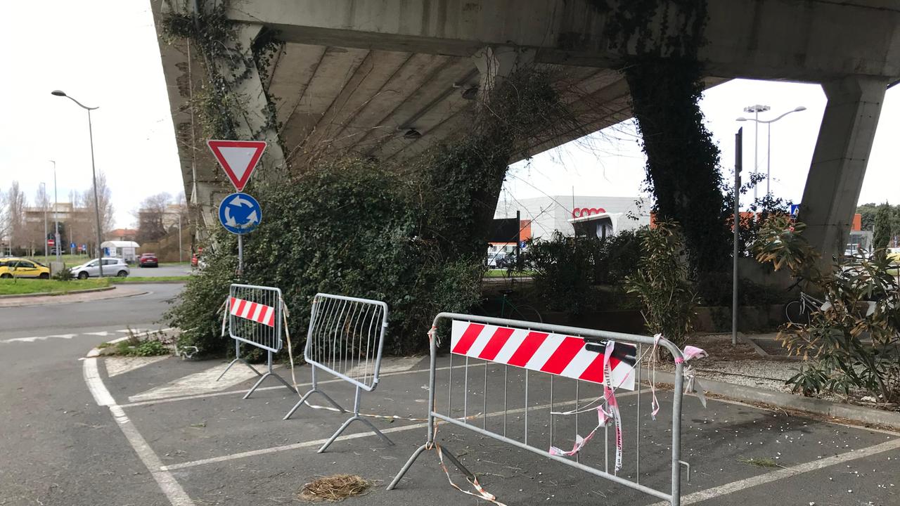 I posti auto sotto al cavalcavia, ancora transennati