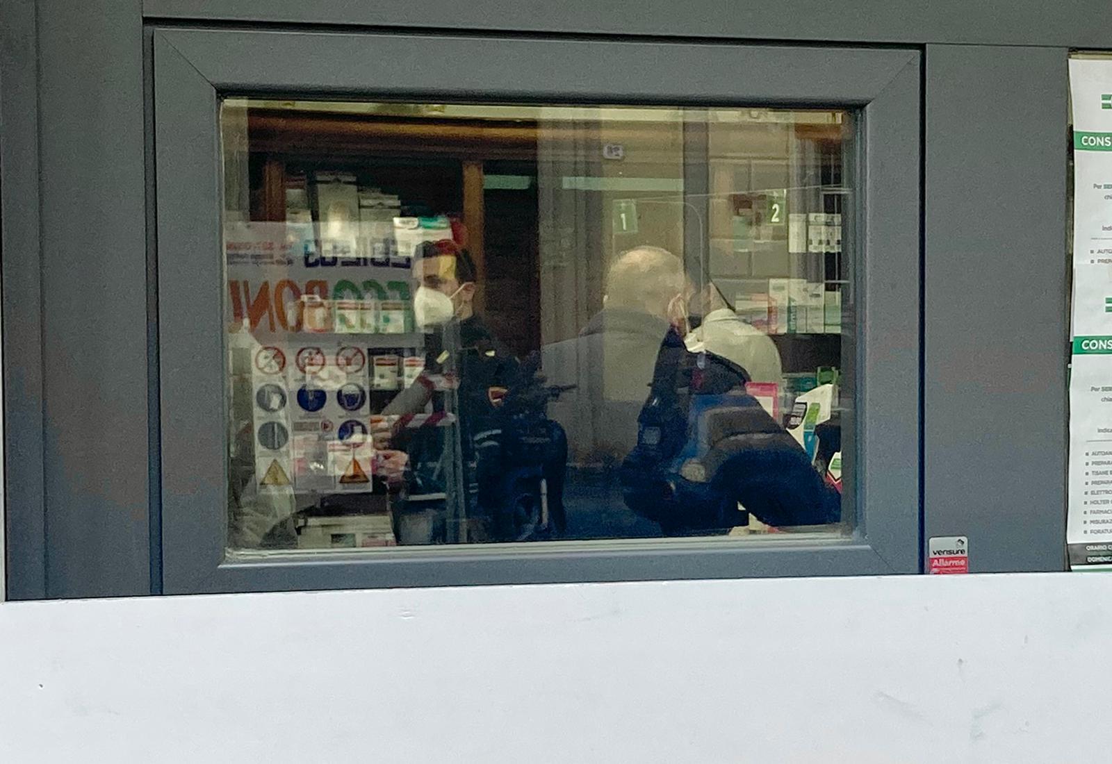 I poliziotti all'interno della farmacia (foto Marzi)