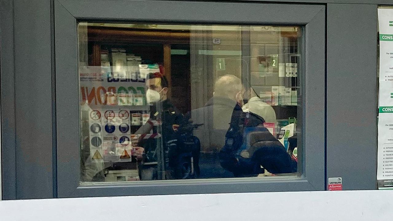 I poliziotti all'interno della farmacia (foto Marzi)