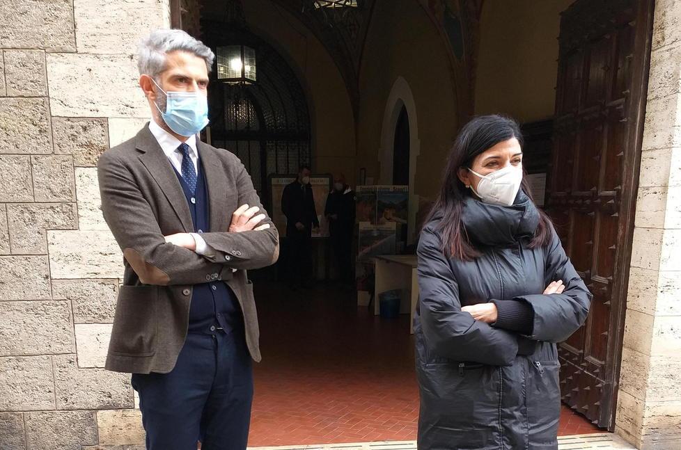 Il sindaco Francesco Ferrari ieri mattina davanti al Comune con l’assessora regionale all’Ambiente, Monia Monni