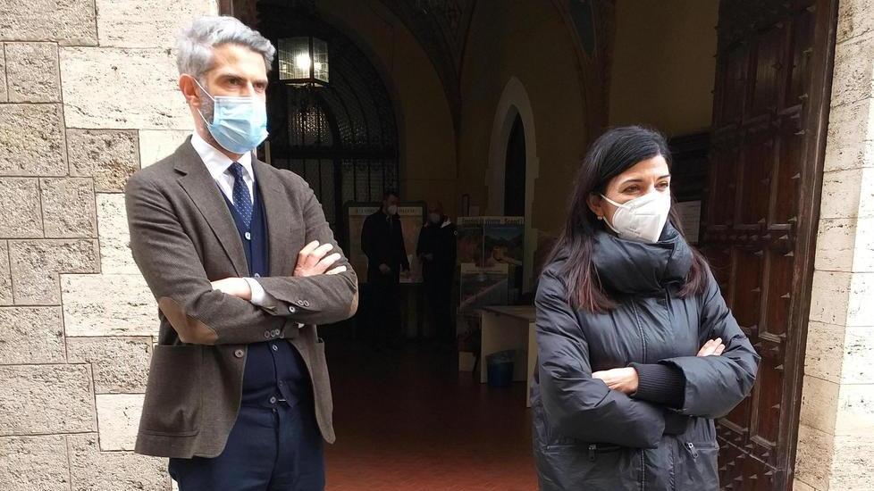 Il sindaco Francesco Ferrari ieri mattina davanti al Comune con l’assessora regionale all’Ambiente, Monia Monni