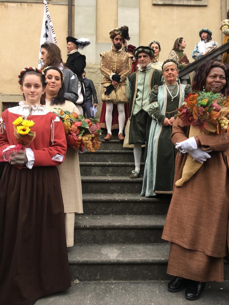 Figuranti coi costumi storici durante un'edizione della Festa della polenta di Vernio