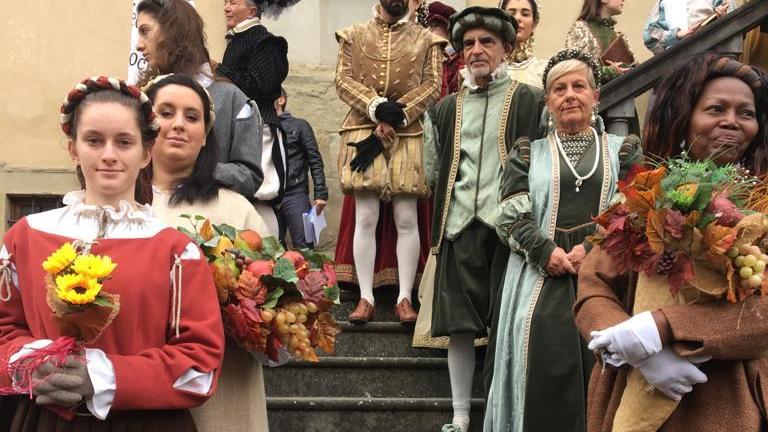 Figuranti coi costumi storici durante un'edizione della Festa della polenta di Vernio
