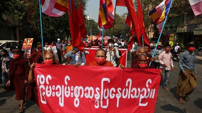 Birmania: due manifestanti uccisi, uno è minorenne