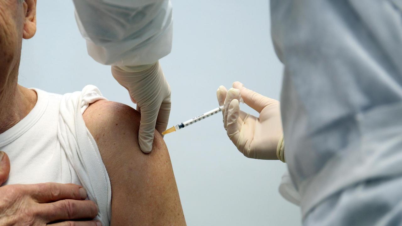 Rabbia dei tassisti: «Vaccinate anche noi»
