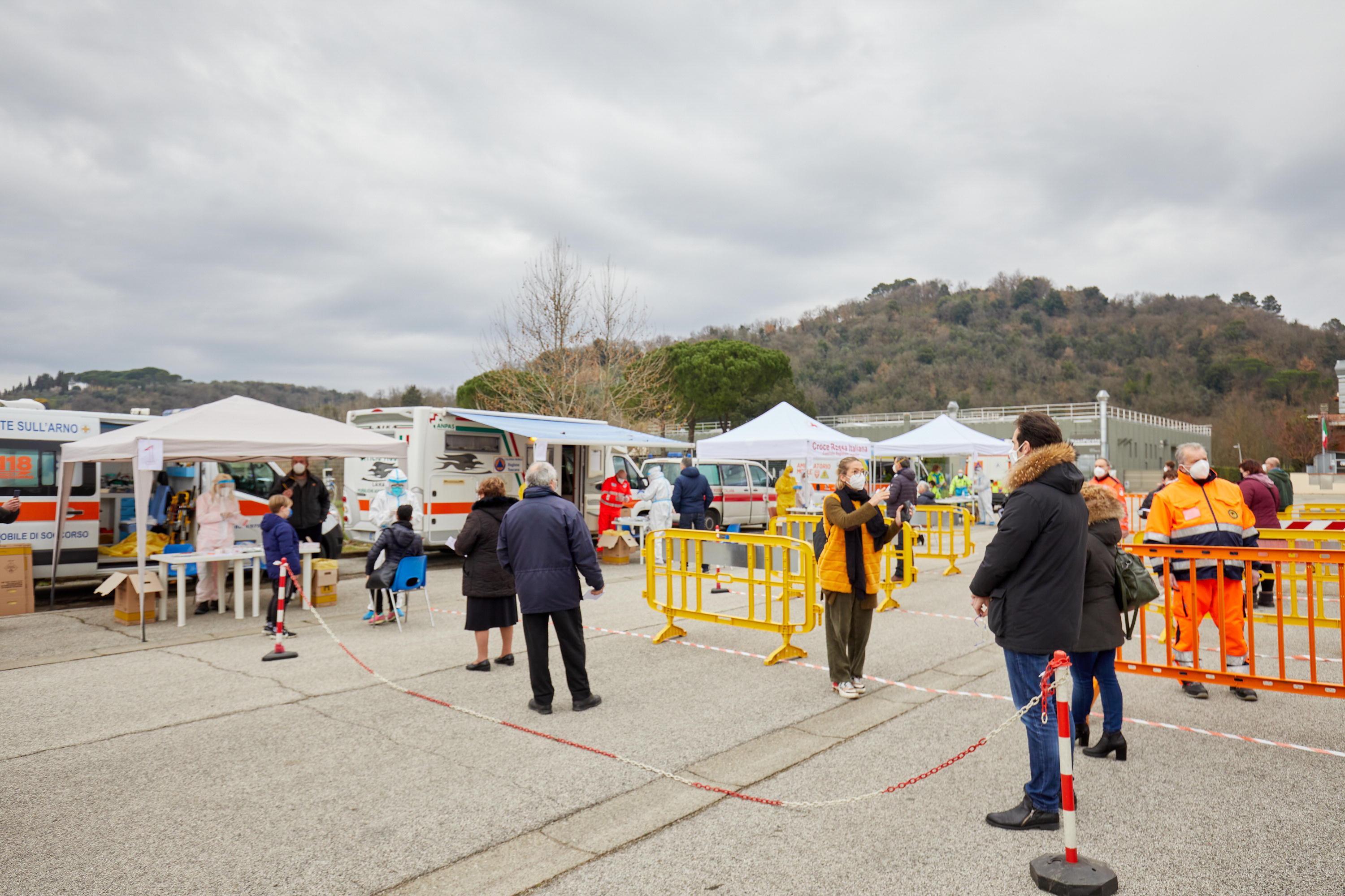 Lo screening gratuito per accertare il coronavirus si è tenuto oggi a Capraia e Limite (foto Carlo Sestini)