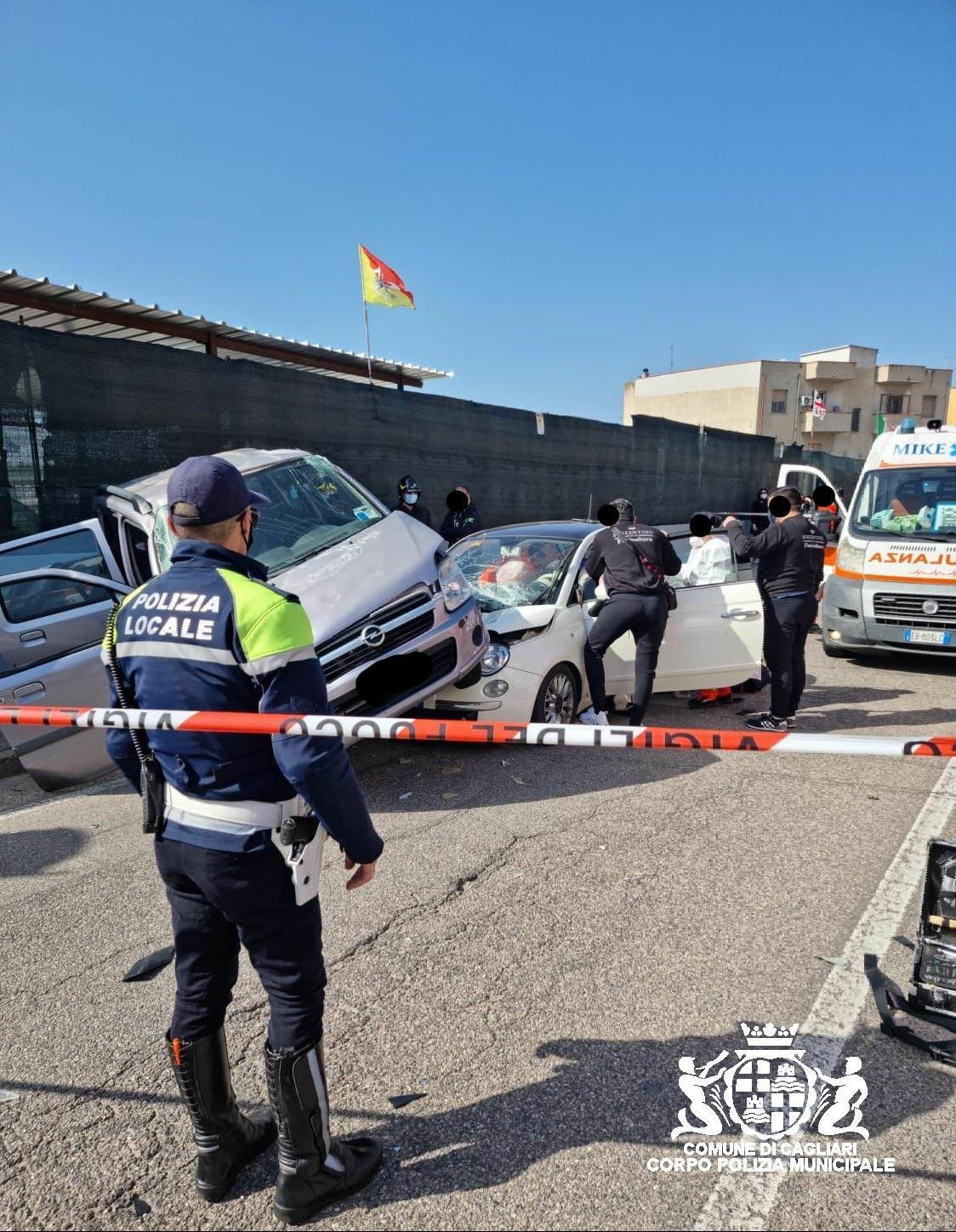 Violento scontro fra auto a Cagliari: gravi i conducenti