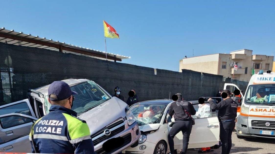 Violento scontro fra auto a Cagliari: gravi i conducenti