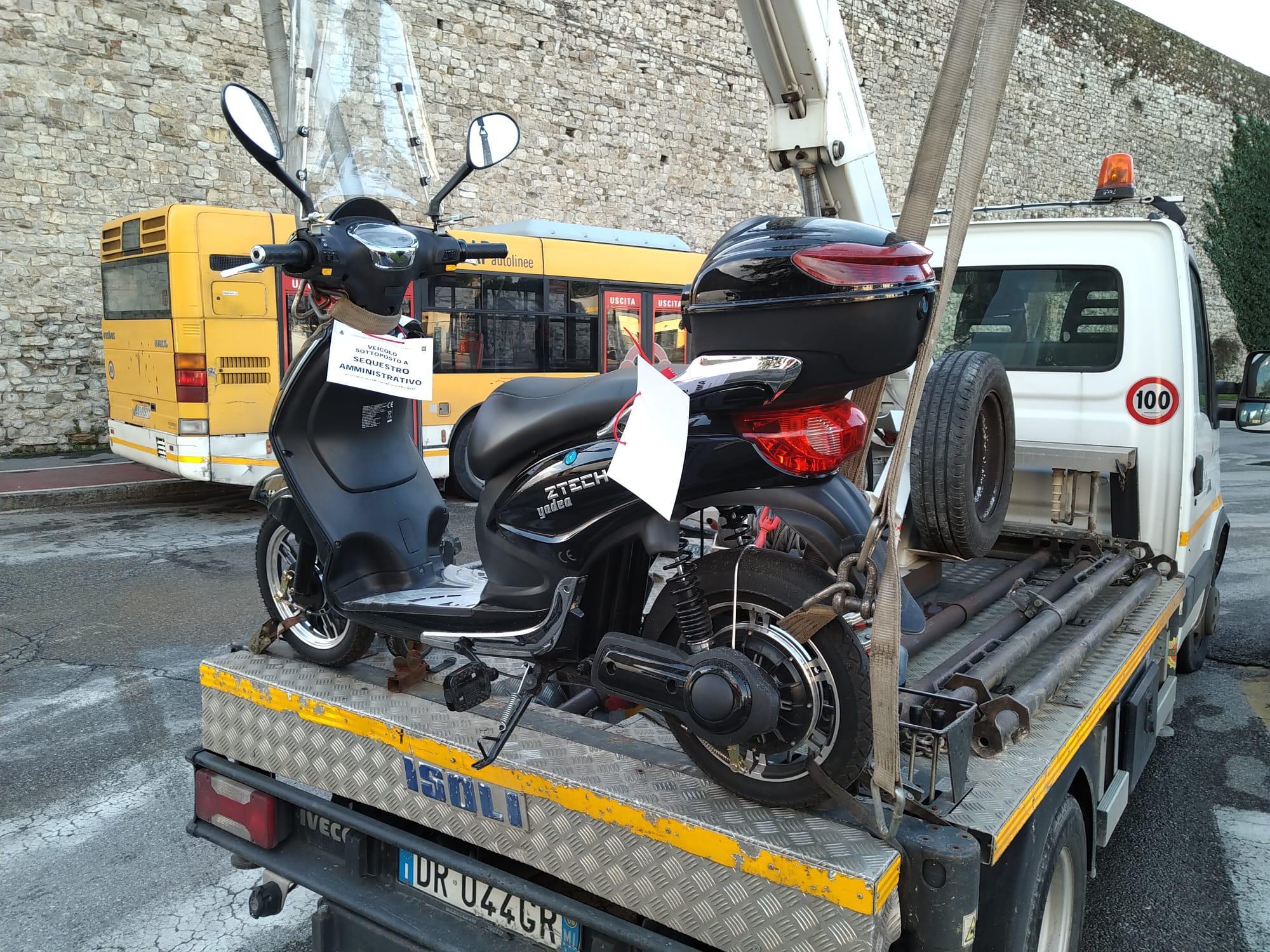 Uno scooter elettrico sequestrato dai vigili urbani