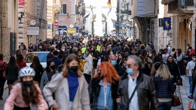 Covid: folla in centro Roma, chiusure su via del Corso