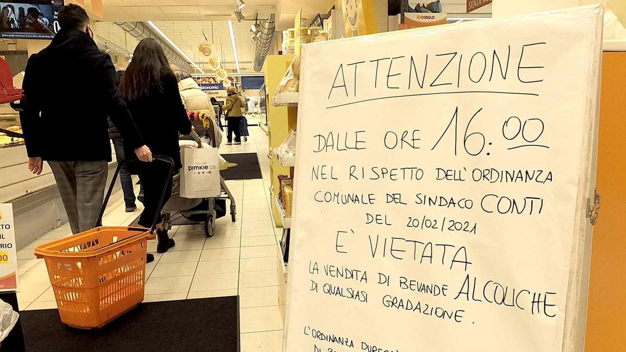 Un cartello che annuncia l'ordinanza anti alcol
