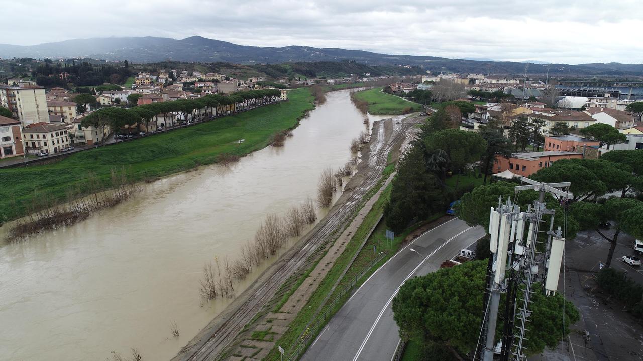 Un tratto dell’Arno che attraversa Empoli: archiviato il progetto di realizzare due impianti idroelettrici (foto Carlo Sestini)