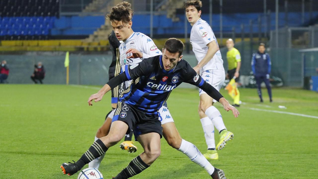Samuele Ricci contrasta Samuele Birindelli, autore del vantaggio nerazzurro