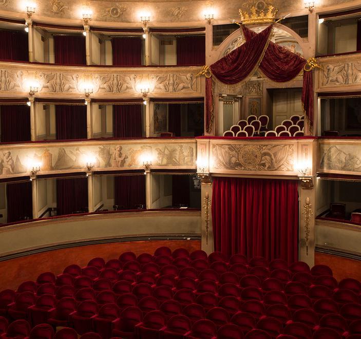 “Facciamo luce sul teatro” Il Giglio si accende per un’ora 