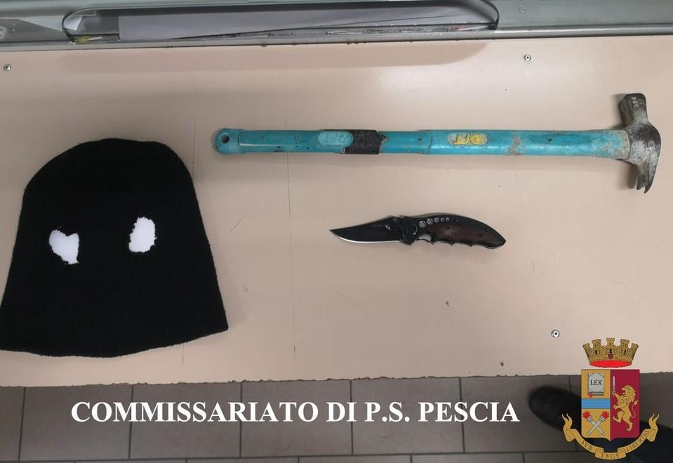 Tenta di rubare nell’auto della Croce rossa: preso