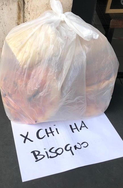 Pizza e altre bontà nel sacchetto lasciato sul tavolo per i più bisognosi 