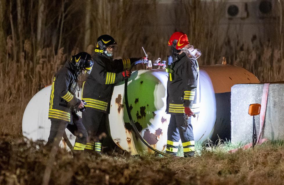 Allarme per fuga di gpl Task force di vigili al lavoro tutta la notte 