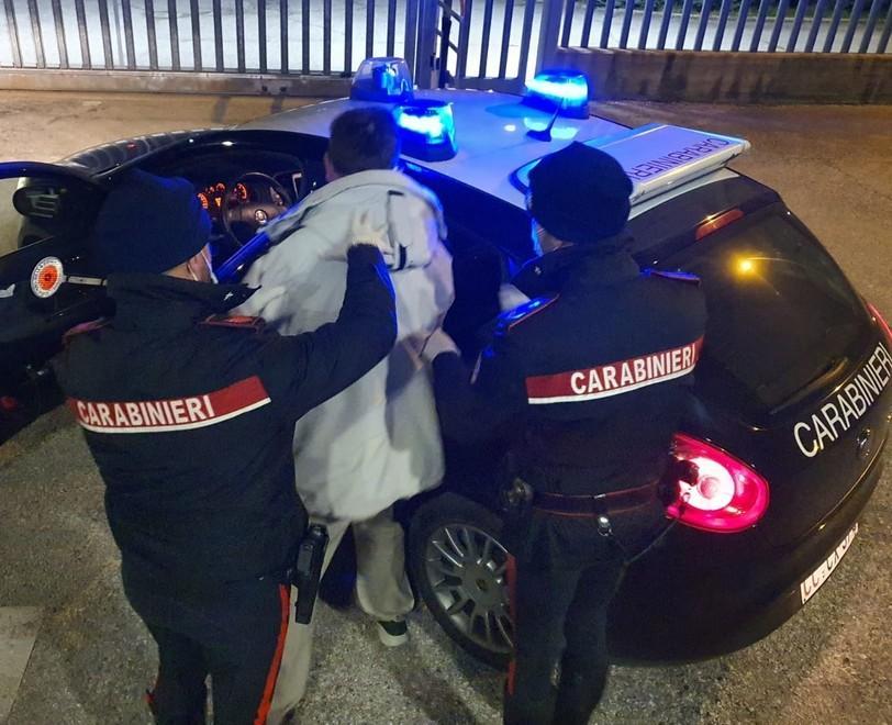 Picchiata dal fratello e inseguita col martello In carcere un 47enne 