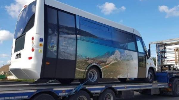 Santa Teresa, d'estate a Capo Testa turisti solo in bus