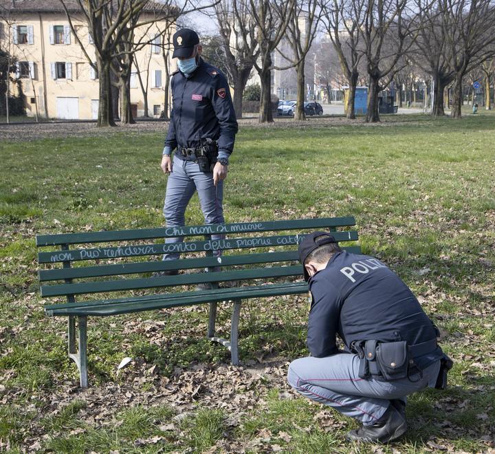 Modena Muore di overdose steso sulla panchina I residenti: «Adesso basta con lo spaccio» 