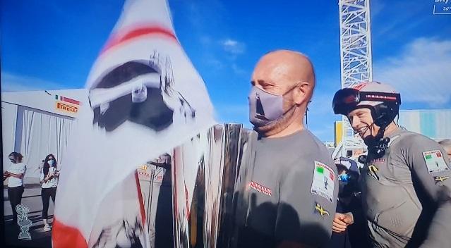 La premiazione: lo skipper Max Sirena con la Prada cup e la bandiera della Sardegna