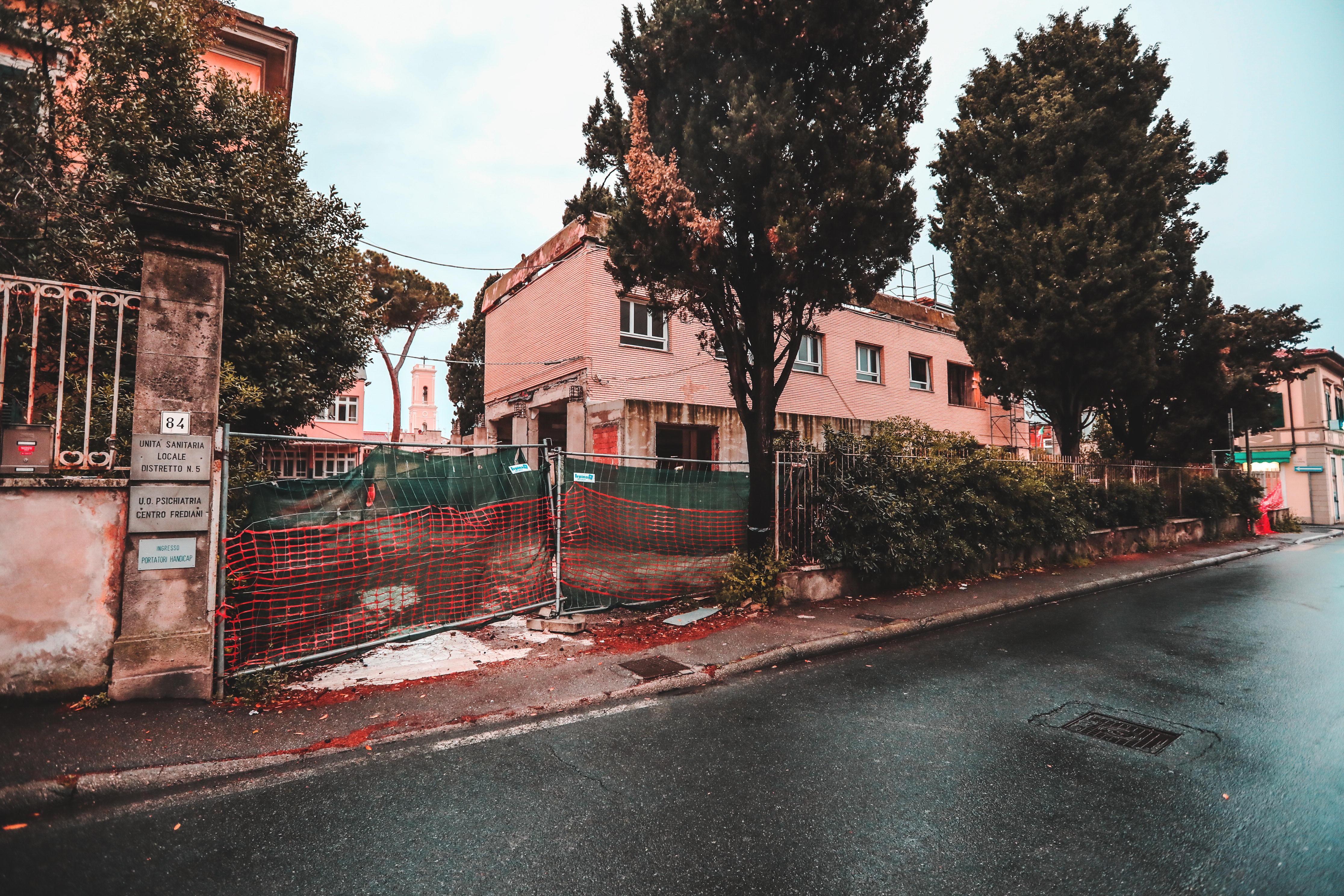 Il distretto sanitario di via del Mare è uno scheletro. Ora l’ennesima promessa: pronto a aprile 2022 