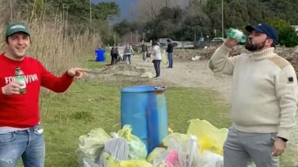 Pulizia della spiaggia a Poveromo con Vertigo e Apua surf