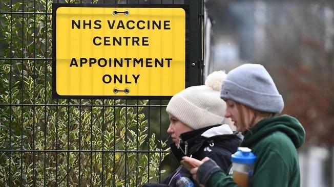 Vaccini: Gb promette una dose a tutti gli adulti per luglio