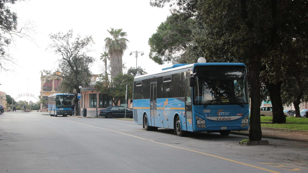 Continui guasti e infiltrazioni nei pullman: i bus in Versilia hanno in media 12 anni