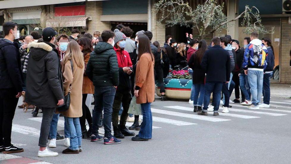 Alcuni ragazzi ieri pomeriggio proprio nel centro di via Rinchiosa