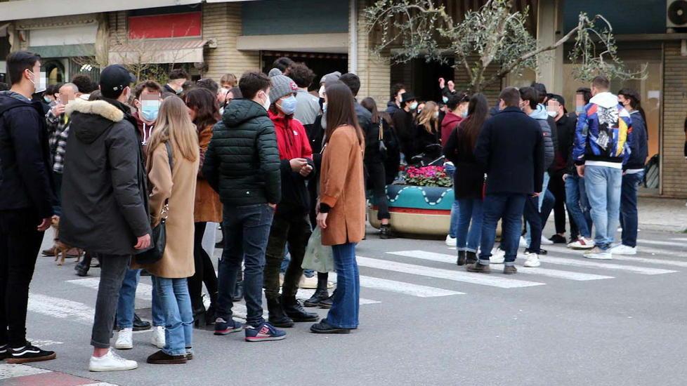 Alcuni ragazzi ieri pomeriggio proprio nel centro di via Rinchiosa
