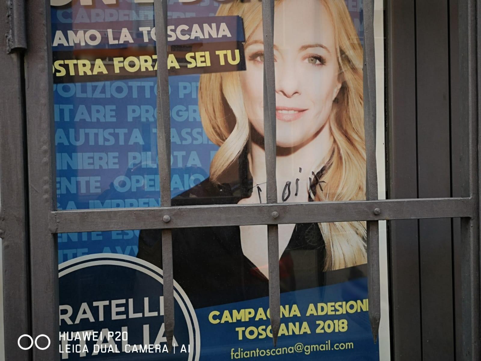 Una delle scritte offensive all'ingresso della sede di Fratelli d'Italia di Grosseto