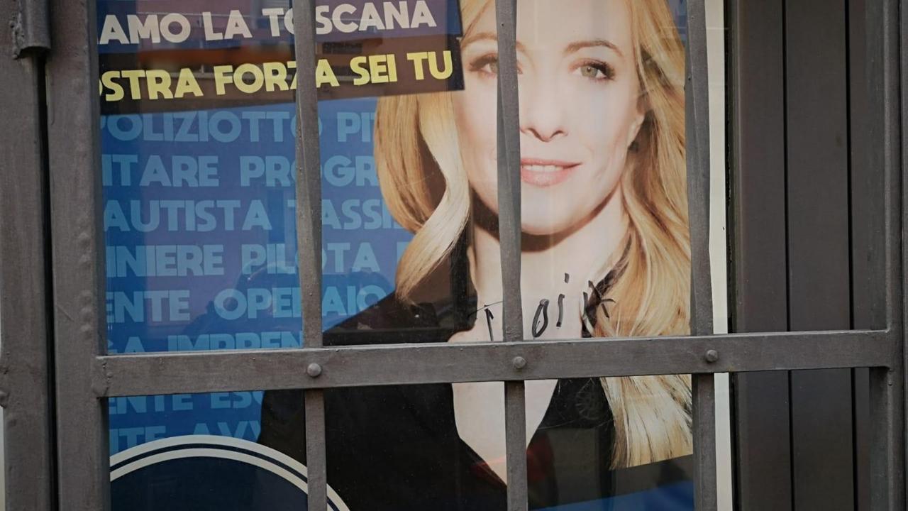 Una delle scritte offensive all'ingresso della sede di Fratelli d'Italia di Grosseto