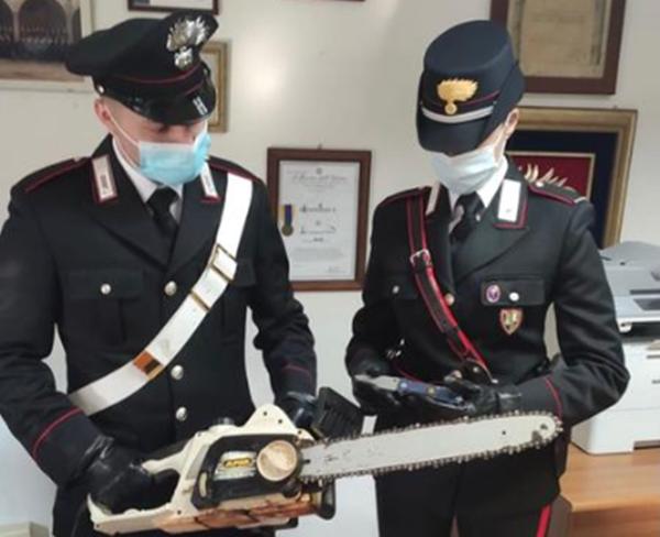 Montecatini, minaccia la moglie con una motosega