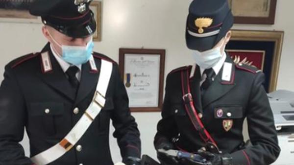 Montecatini, minaccia la moglie con una motosega