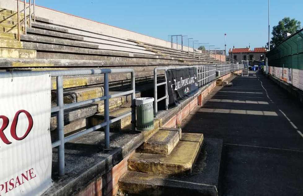 La tribuna del campo sportivo di Capannoli