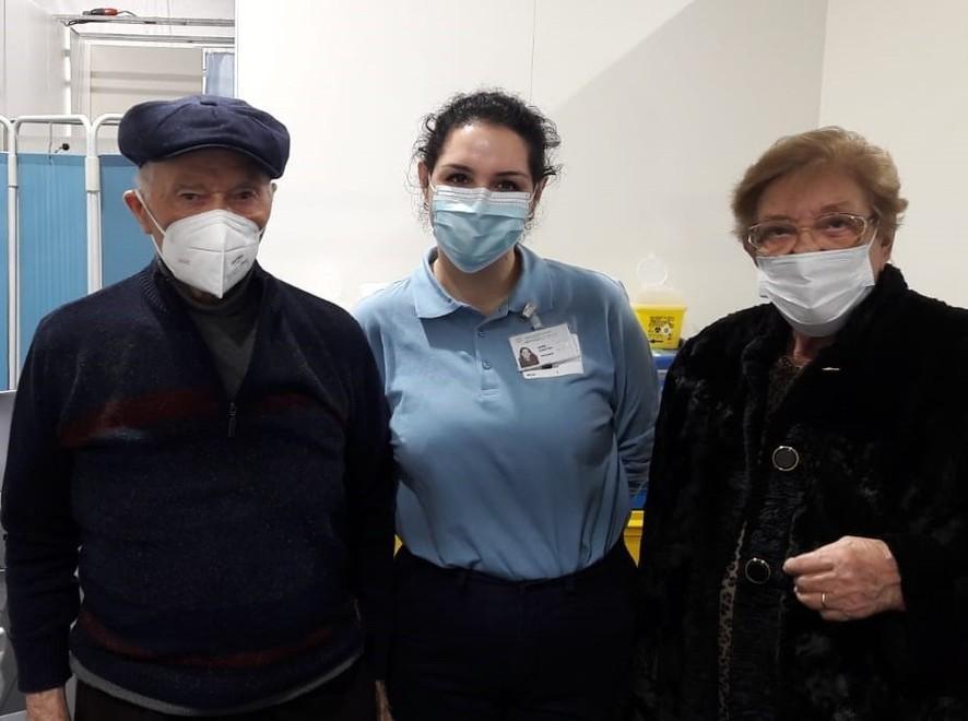 Reggio Emilia, nonno Aldo si vaccina a 102 anni: «Un esempio per la nostra famiglia» 