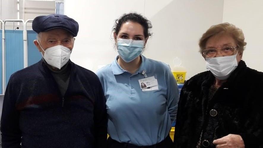 Reggio Emilia, nonno Aldo si vaccina a 102 anni: «Un esempio per la nostra famiglia»