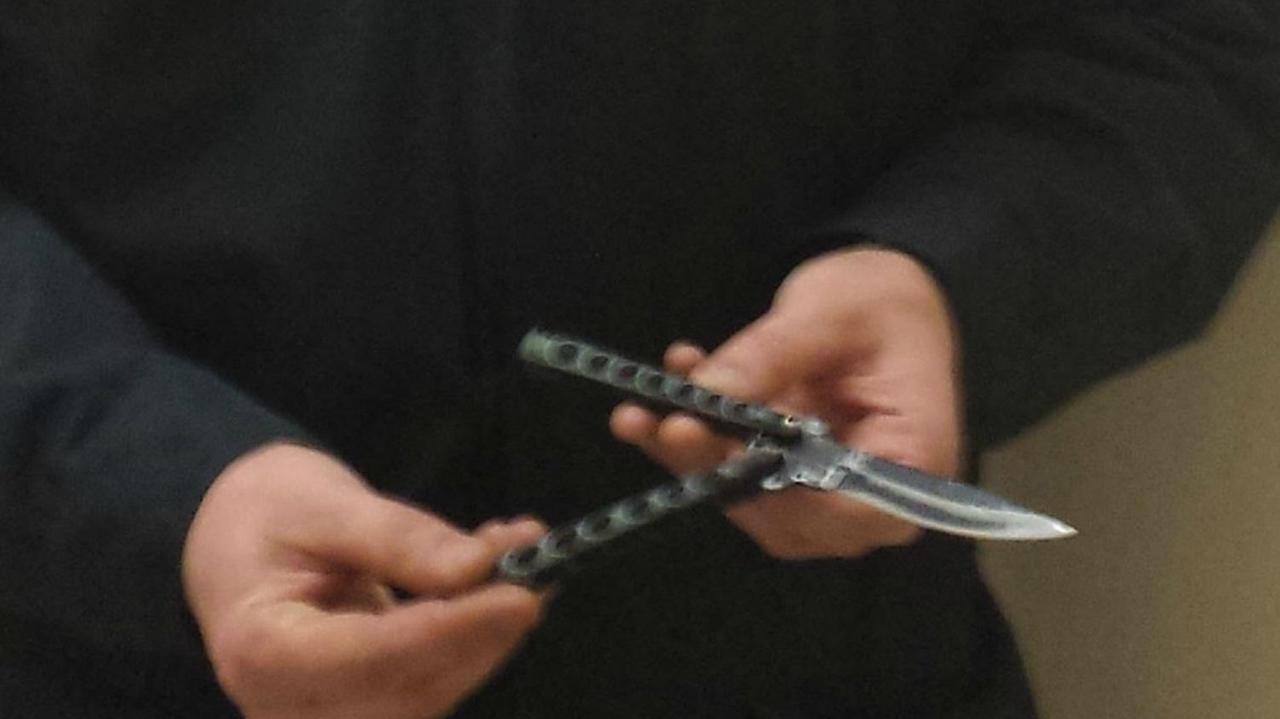 Un coltello a farfalla simile a quello sequestrato dalla polizia (foto d'archivio)