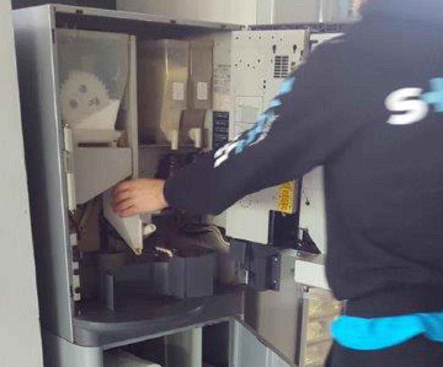 Una macchinetta automatica del caffè svuotata dai ladri (foto d'archivio)