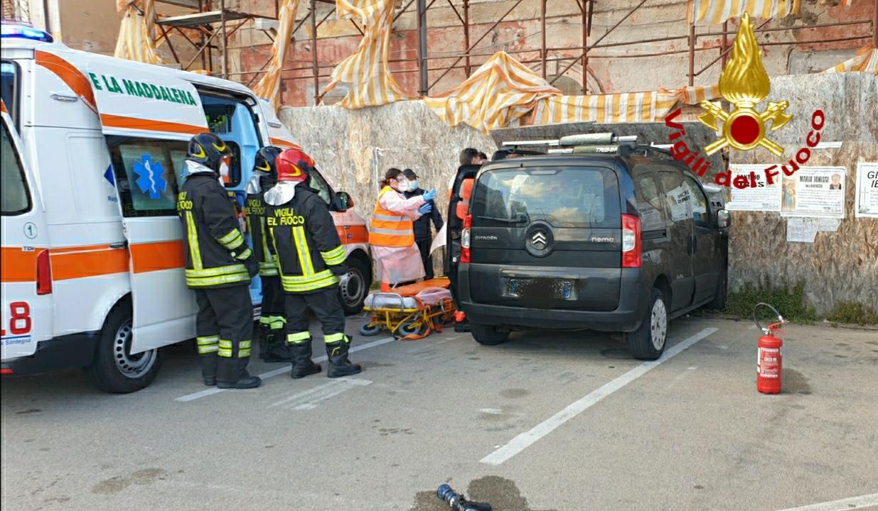 La Maddalena, auto finisce contro un'impalcatura: all'ospedale il conducente