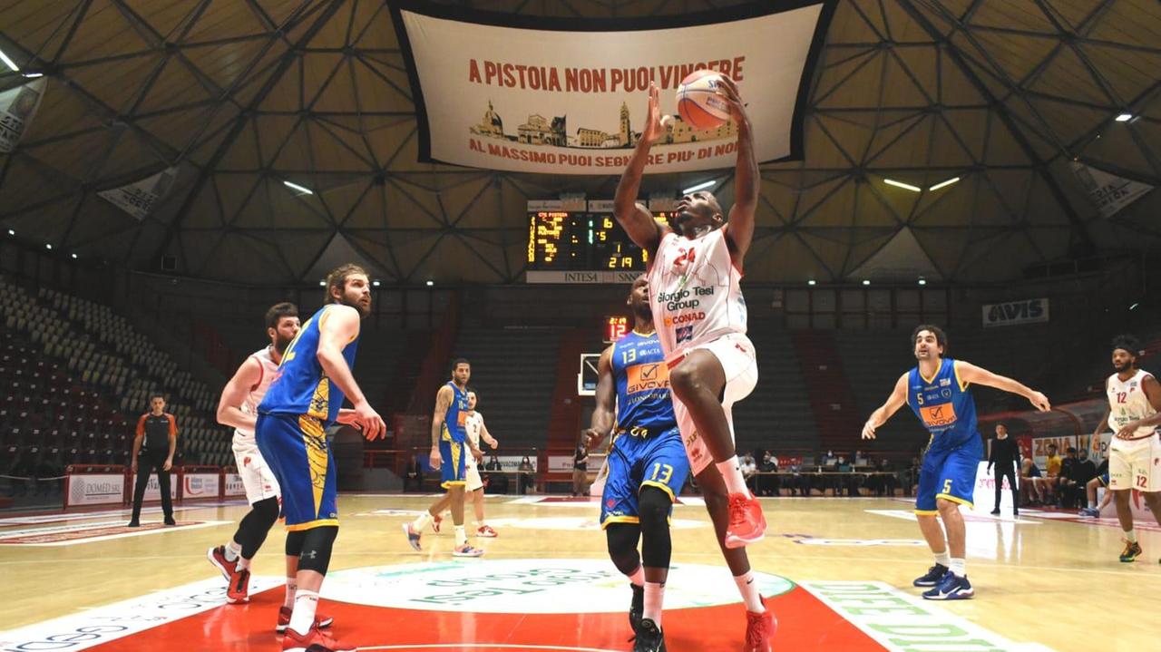 Un'azione al PalaCarrara fra Gtg Pistoia e Scafati finita 67-86 (Foto Gori)