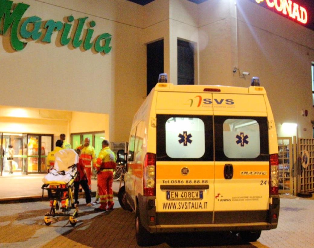 L'ambulanza Svs davanti al Conad di Marilia (foto d'archivio)