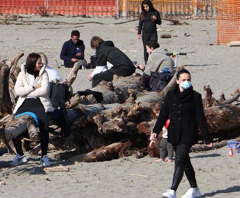 In spiaggia come in estate, tintarella e tanto sport nella domenica in zona "arancione"