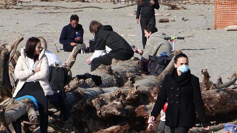 In spiaggia come in estate, tintarella e tanto sport nella domenica in zona "arancione"