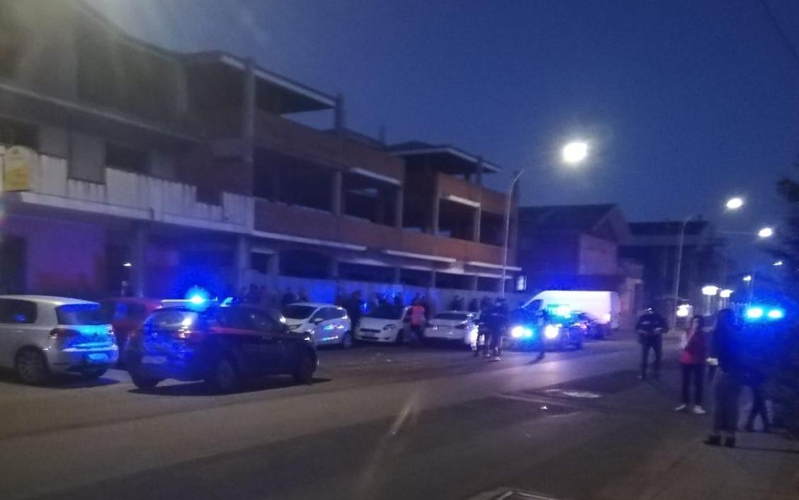 Con una Bmw sbattono contro 6 auto in sosta a Villacidro: conducente in fuga, arrestato l'amico