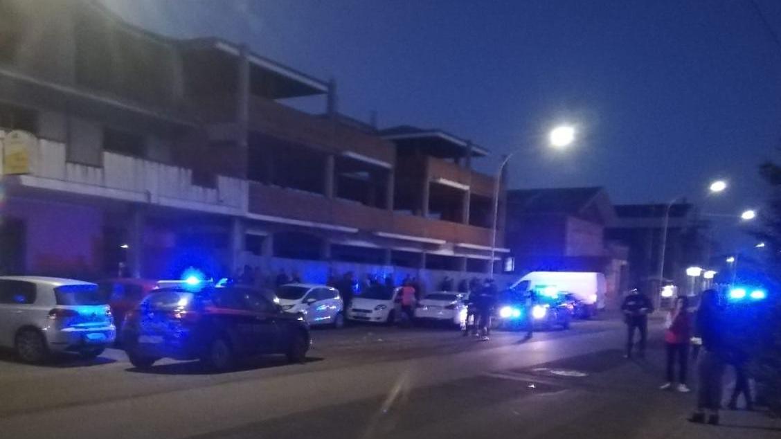 Con una Bmw sbattono contro 6 auto in sosta a Villacidro: conducente in fuga, arrestato l'amico