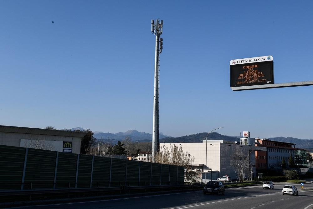 L'antenna in via delle Città Gemelle a Lucca (Foto Fiorenzo Sernacchioli)
